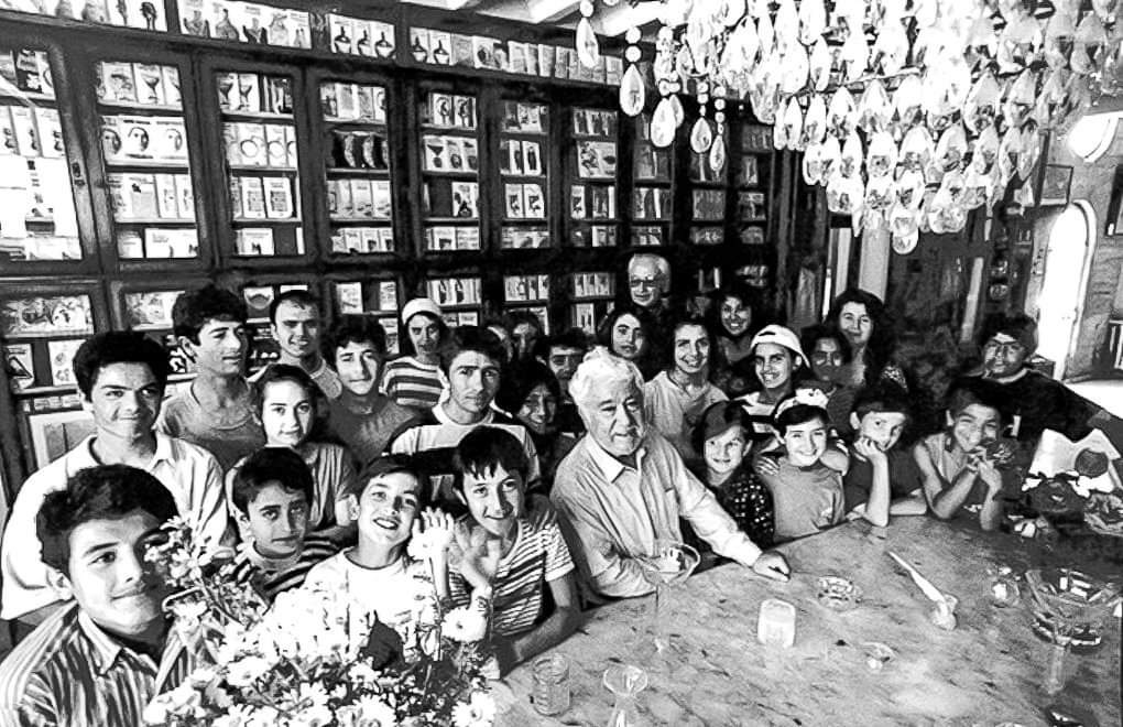 aysel57s's tweet photo. AZİZ NESİN 🌹
20 Aralık 1915 - 6 Temmuz 1995
öyle bir ölsem
öyle bir ölsem çocuklar
size hiç ölüm kalmasa. https://t.co/35FfpgzgPb
