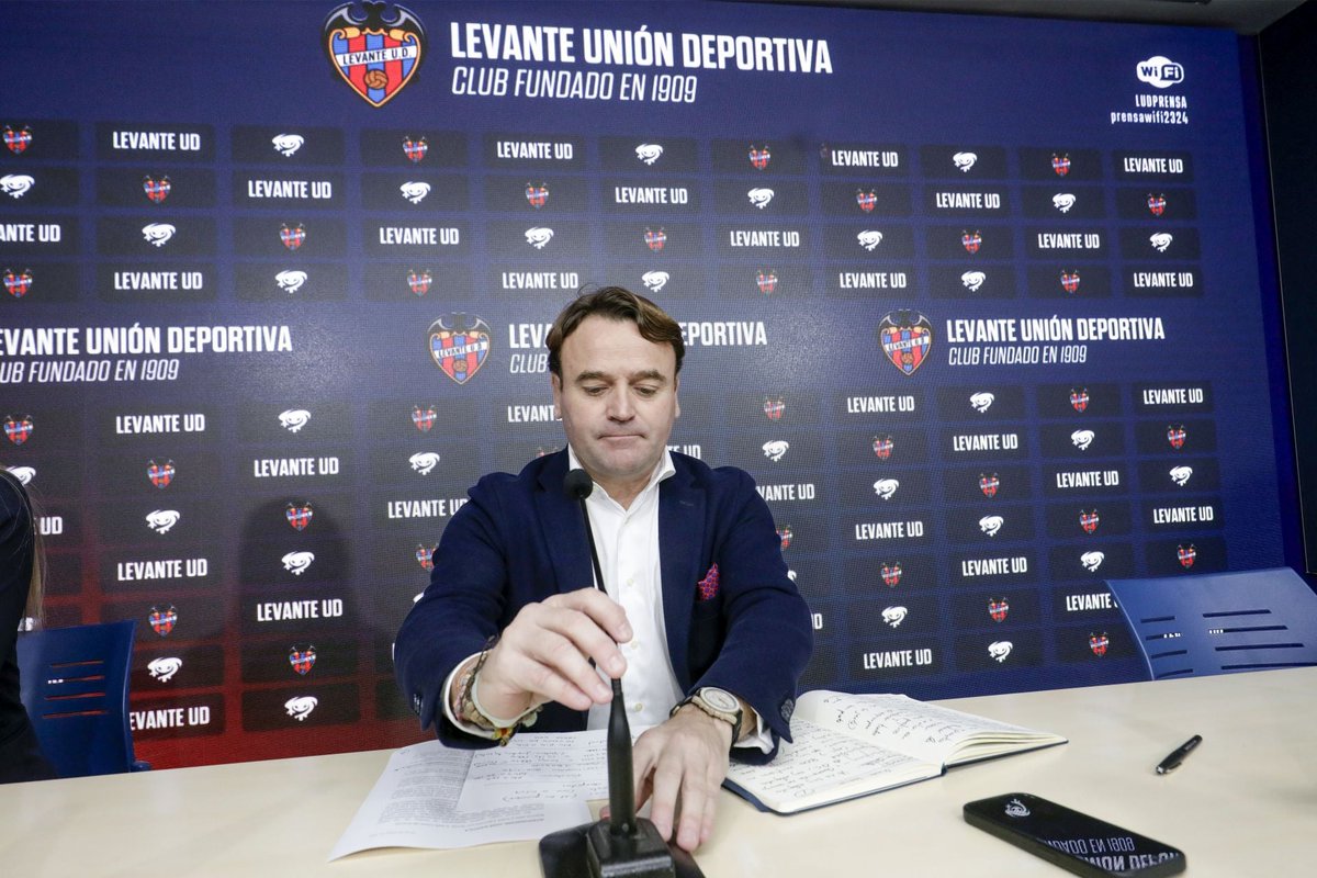 GazzettaLUD's tweet photo. Todo lo que envuelve al Levante es un poco paradigmático:

¿En qué punto queda el club con los ingresos de 2 temporadas? ¿Por fin se reduce la deuda?

¿Pq no se dice nada de la ciudad deportiva de Nazaret?

¿Cómo está el tema de los fichajes? Entiendo que todavía es pronto. https://t.co/KzABIEUNhu