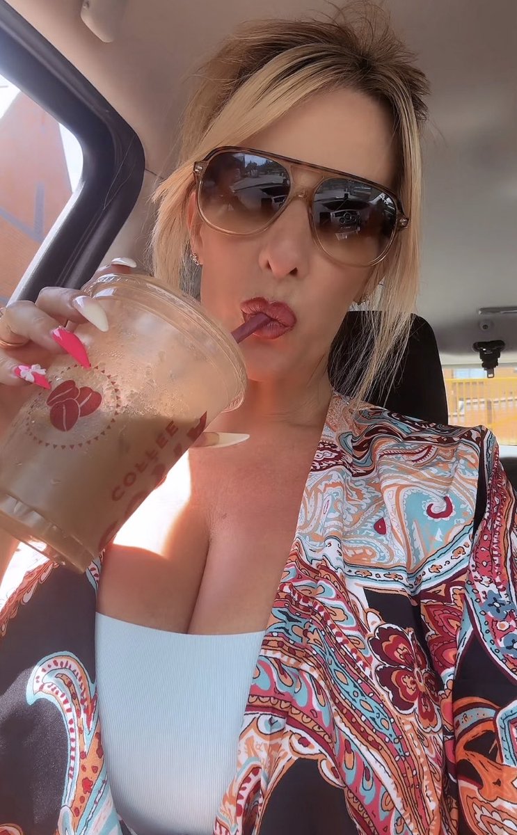 xxkelksxx's tweet photo. Happy Monday, food shop done, it’s time to get my 👙on and spend the afternoon in the garden 😎 https://t.co/NgxYteddy7