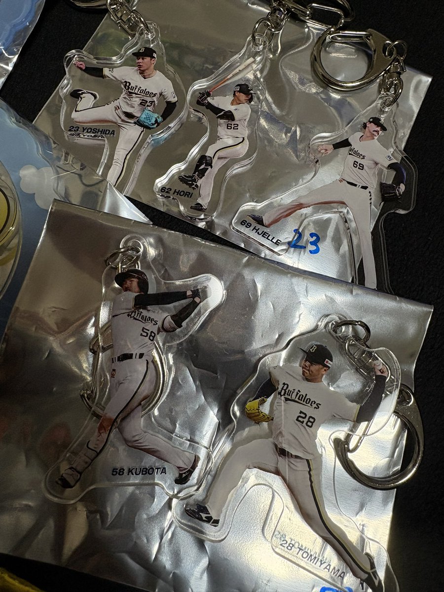 c_mqri's tweet photo. コロチャレ オリックス交換

【譲】 画像のもの
.
【求】 買取 or 7交換
        (※)2枚目C賞各選手 １個600円🙆‍♀️
        (※)4枚目B賞67 2500円即決🙆‍♀️
               2000円の方がいるため🙇‍♂️
.
7月現地〰️でお願いいたします🙇‍♂️
#オリックス交換
#コロチャレ
#西川龍馬
#中川圭太 https://t.co/TWMhBiz3RB