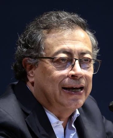 Black_ultra6's tweet photo. Este hijo de puta!! @petrogustavo estaba manejando a Colombia como una tienda, todo el mundo le metía mano y ninguno responde.
Colombia 🇨🇴 nunca había estado tan endeudada. https://t.co/JNH1v7Gza9