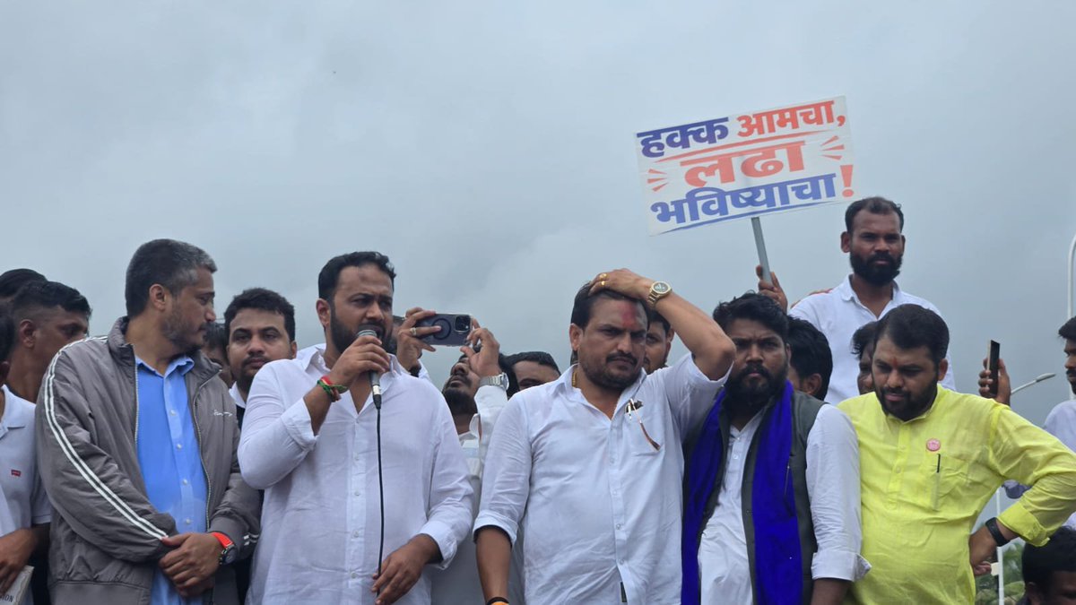 imshivrajmore's tweet photo. विद्यार्थ्यांच्या न्याय्य हक्कांसाठी आमचा एल्गार! 🔥

'महाराष्ट्र राज्य विद्यार्थी कृती समिती'च्या वतीने छत्रपती संभाजीनगर येथे आयोजित आंदोलनात काँग्रेस पक्षाचा प्रतिनिधी म्हणून सहभागी होऊन जाहीर पाठिंबा दिला. MPSC ची ऑनलाईन परीक्षा रद्द करणे, पेपरफुटीविरोधात कठोर कायदा, नॉर्मलायझेशन बंद करणे आणि पोलीस भरतीची वयोमर्यादा वाढवणे यांसह ७ प्रमुख मागण्यांसाठी विद्यार्थ्यांचा हा लढा आहे.

विद्यार्थ्यांच्या प्रत्येक न्याय्य मागणीसाठी आम्ही शेवटपर्यंत खंबीरपणे पाठीशी आहोत!

#mpsc #students #maharashtra #youthcongress