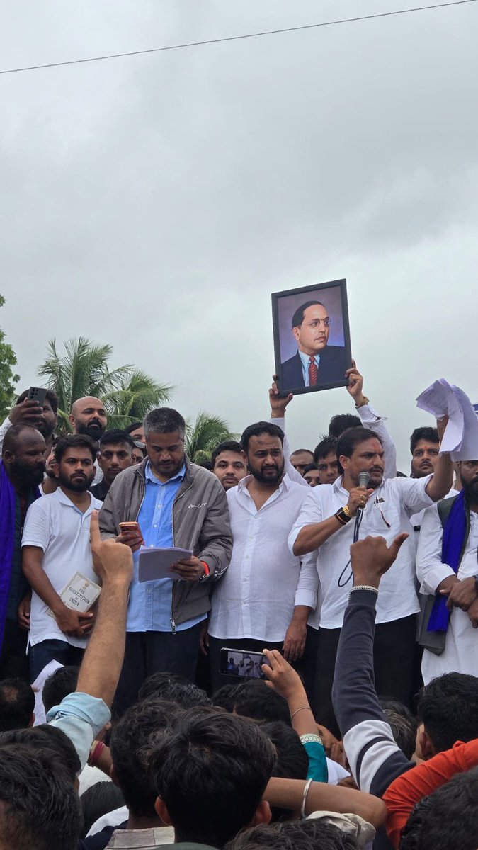 imshivrajmore's tweet photo. विद्यार्थ्यांच्या न्याय्य हक्कांसाठी आमचा एल्गार! 🔥

'महाराष्ट्र राज्य विद्यार्थी कृती समिती'च्या वतीने छत्रपती संभाजीनगर येथे आयोजित आंदोलनात काँग्रेस पक्षाचा प्रतिनिधी म्हणून सहभागी होऊन जाहीर पाठिंबा दिला. MPSC ची ऑनलाईन परीक्षा रद्द करणे, पेपरफुटीविरोधात कठोर कायदा, नॉर्मलायझेशन बंद करणे आणि पोलीस भरतीची वयोमर्यादा वाढवणे यांसह ७ प्रमुख मागण्यांसाठी विद्यार्थ्यांचा हा लढा आहे.

विद्यार्थ्यांच्या प्रत्येक न्याय्य मागणीसाठी आम्ही शेवटपर्यंत खंबीरपणे पाठीशी आहोत!

#mpsc #students #maharashtra #youthcongress