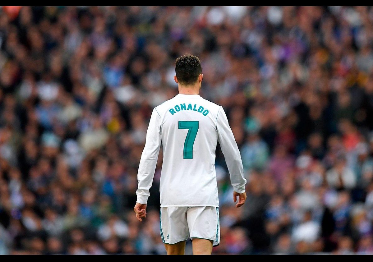 Elmadrid1902's tweet photo. بعضی‌ها را جام‌ها محبوب می‌کنند،
بعضی‌ها را شکست‌های باشکوه،
بعضی‌ها را شخصیت،
و بعضی‌ها را میراث.

اما در تاریخ ورزش، فقط یک نفر هست که حتی وقتی پیروز نمی‌شود، عاشقانش بیشتر می‌شوند.

رقبایش شاید در بعضی آمارها جلوتر باشند،
اما هیچ عددی نتوانست از عشق ما کم کند.

او از رئال رفت؛
اما از قلب ما نه.

و اگر پایان این قصه جام جهانی نباشد، باز هم مهم نیست؛
ما در مسیرش آن‌قدر زندگی کردیم که دیگر پایان، همه چیز نیست.

رونالدو به جام جهانی نیاز ندارد؛
این جام جهانی است که برای کامل شدن، به رونالدو نیاز دارد. 🤍🐐