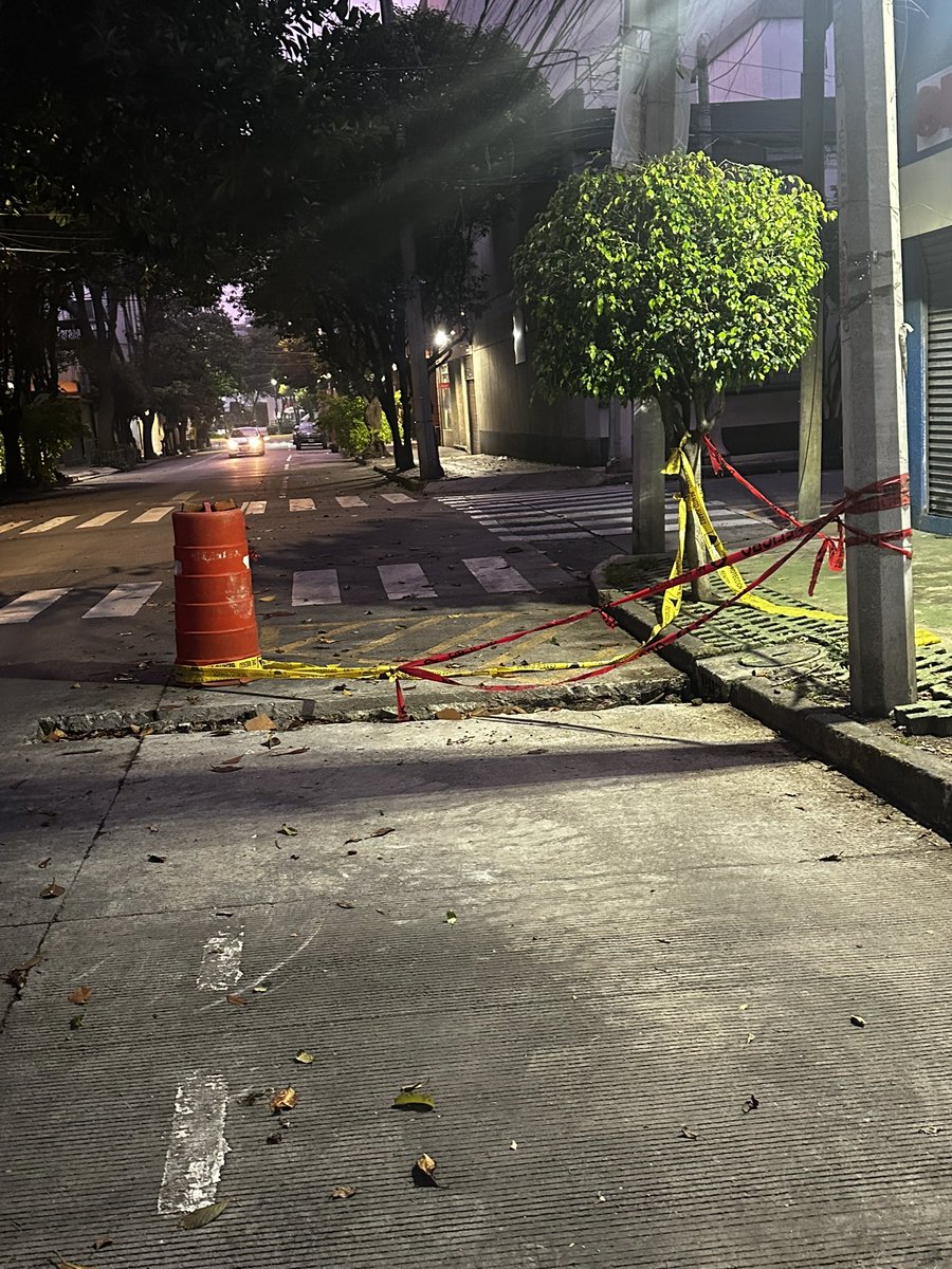 SpinosiniS's tweet photo. Más de un mes… calle carraci e insurgentes 🤦🏻‍♀️Que barbaridad🤦🏻‍♀️#obraspublicas https://t.co/2wGzk0yAZM
