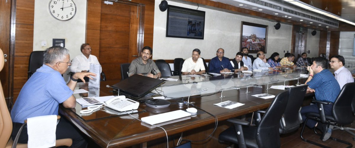 ChiefSecyUP's tweet photo. आज नवीन योजना Integrated Scheme in Skilling Architecture (ISSA) के क्रियान्वयन की समीक्षा की। योजना के प्रभावी अभिसरण, उद्योगों की सक्रिय सहभागिता तथा परिणाम-आधारित कार्यप्रणाली के साथ समयबद्ध क्रियान्वयन के निर्देश दिए। https://t.co/lboLUPKl2R