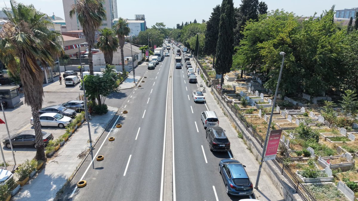 IbbYolYapim's tweet photo. 📍 BAYRAMPAŞA İLÇESİ, TOPKAPI MALTEPE CADDESİ ASFALT KAPLAMA ÇALIŞMASI 🚧

Bayrampaşa İlçesi Topkapı Maltepe Caddesi'nde gerçekleştirilen asfalt yenileme çalışmaları tamamlandı. 👏

🔸 900 metre uzunluğundaki caddenin Bayrampaşa ve Zeytinburnu ilçeleri arasında kalan güzergâhında yürütülen çalışmalar kapsamında toplam 3.461 ton asfalt serimi gerçekleştirildi.

🔸 Yenilenen asfalt kaplamasıyla birlikte sürüş konforu artırılırken, ulaşım güvenliği güçlendirildi ve daha konforlu bir ulaşım altyapısı oluşturuldu. 👏

@istanbulbld
#Bayrampaşa #Zeytinburnu #Asfalt #YolBakım