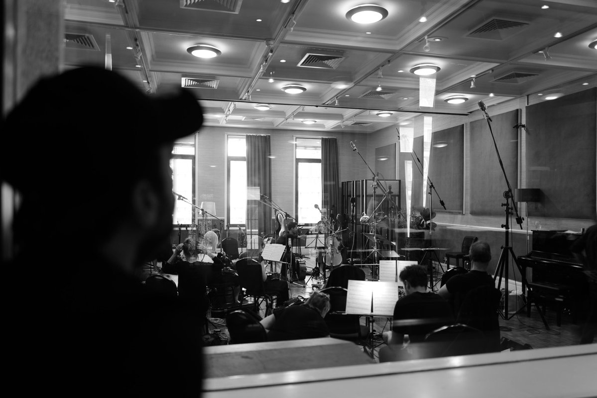 CremoniniCesare's tweet photo. Registrazioni in corso. Questo nuovo album sarà il primo di tre dischi in cui ricominciamo tutto da capo. Deciderà lui dove torneremo live e da dove ripartire. Sono in piena e il disco è al centro di tutto. https://t.co/NZMpQvLSbM