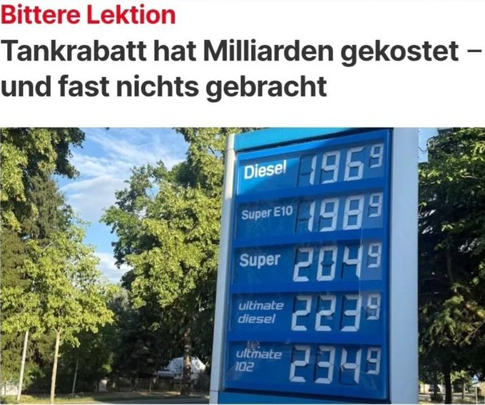 Leseerlaubnis's tweet photo. Wir alle können es einfach hochrechnen. 

Bei der Anzahl der Kraftfahrtzeuge, die es in Deutschland gibt, hätten 1,6 Mrd. € für gerade einmal zwei Tankfüllungen gereicht. 

LKWs, Vertriebler und manche Taxifahrer hätten das an einem Tag verbraucht und schon am nächsten den Rabatt für andere abgegriffen.  

Dass der Rabatt trotzdem wochenlang, vom 1. Mai bis zum 30. Juni 2026, ausbezahlt wurde, beweist, dass da sehr, sehr viel mehr Geld geflossen sein muss als nur 1,6 Mrd. €. 

Woher kam das Geld? Wer hat es freigegeben? Wo müssen Steuern und Abgaben erhöht werden, um diese Schulden wieder auszugleichen? Wer bezahlt letztlich die Zeche? 

Fragen, zu denen uns die Bundesregierung die Antwort schuldig ist. 

Zum Jahresbeginn rund 61,3 Millionen Kraftfahrzeuge (Kfz) in Deutschland registriert, davon rund 49,5 Mio. PKW und der Rest Lkw, Busse, Zugmaschinen, Motorräder, ca. 11,8 Mio. 

PKW im Schnitt 55 L Tank
LKW im Schnitt 200 L bis 1.200 L Tank.

Rechnen sie es hoch. Es hätte - bedenkt man die Tankhäufigkeit von LKW und manchen PKW - eigentlich noch nicht einmal jeder eine subventionierte Tankfüllung tanken können, weil schon nach einer Woche die 1,6 Mrd. € komplett aufgebraucht gewesen wären. 

Es wurde aber nicht eine Woche, sondern achteinhalb Wochen der Rabatt ausbezahlt. 

Man kann also davon ausgehen, dass es wohl eher über 10 Mrd. € gewesen sein dürften, die da zuerst an ausländische Mineralölkonzerne und dann teilweise wieder an Deutsche zurückgeflossen sind. 

Alle ausländischen Firmen und Privatpersonen, die mit ihren LKW/PKW in Deutschland getankt haben, haben ebenfalls eine Subvention aus unseren Steuern erhalten. 

All das hätte man problemlos vermeiden können, wenn der Staat - so wie es seine Pflicht ist - nur und ausschließlich den Bedürftigen geholfen hätte, bspw. durch eine einmalige Zahlung von 100 € an jeden Bürgergeldempfänger, der einen PKW nutzen muss, um bspw. Angehörige zu versorgen oder seinem Beruf nachzugehen. Das hätte uns keine Milliarde gekostet und es wäre absolut gar nichts an ausländische Konzerne und ausländische Touristen versackt.