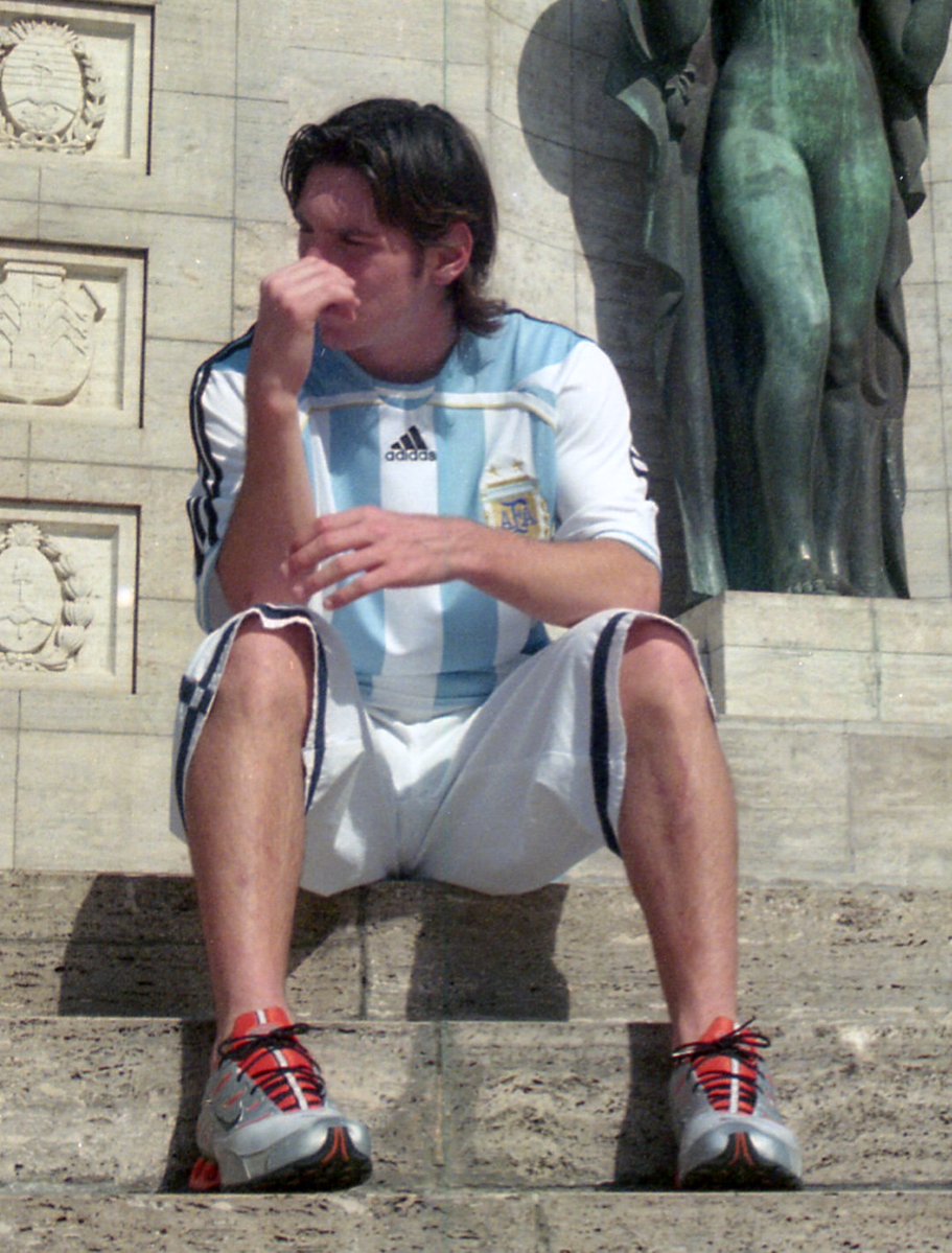 somoscorta's tweet photo. Las fotos ineditas de Lionel Messi que capturó Nicolas Ferrario Marín en el 2005 en el Monumento a la Bandera, Rosario.