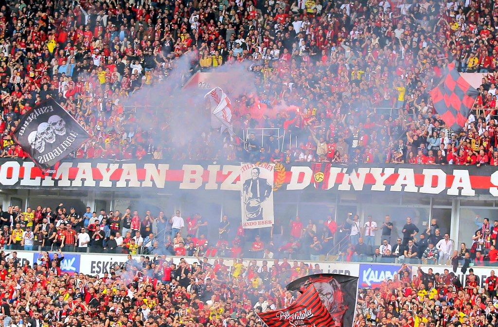 AytacErsoy's tweet photo. 🏟️ Eskişehirspor'da kombine satışı devam ediyor.

▪️ Bir hafta sonunda toplam sayı 1.046

📍Kombineler; Espark'ta, tesislerde ve passo'da satılıyor. Erken alım avantajı ve taksit imkanları var. https://t.co/l5svwHNLCu