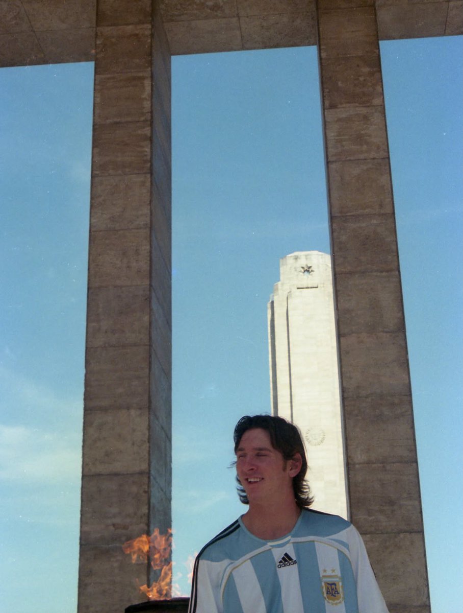 somoscorta's tweet photo. Las fotos ineditas de Lionel Messi que capturó Nicolas Ferrario Marín en el 2005 en el Monumento a la Bandera, Rosario.