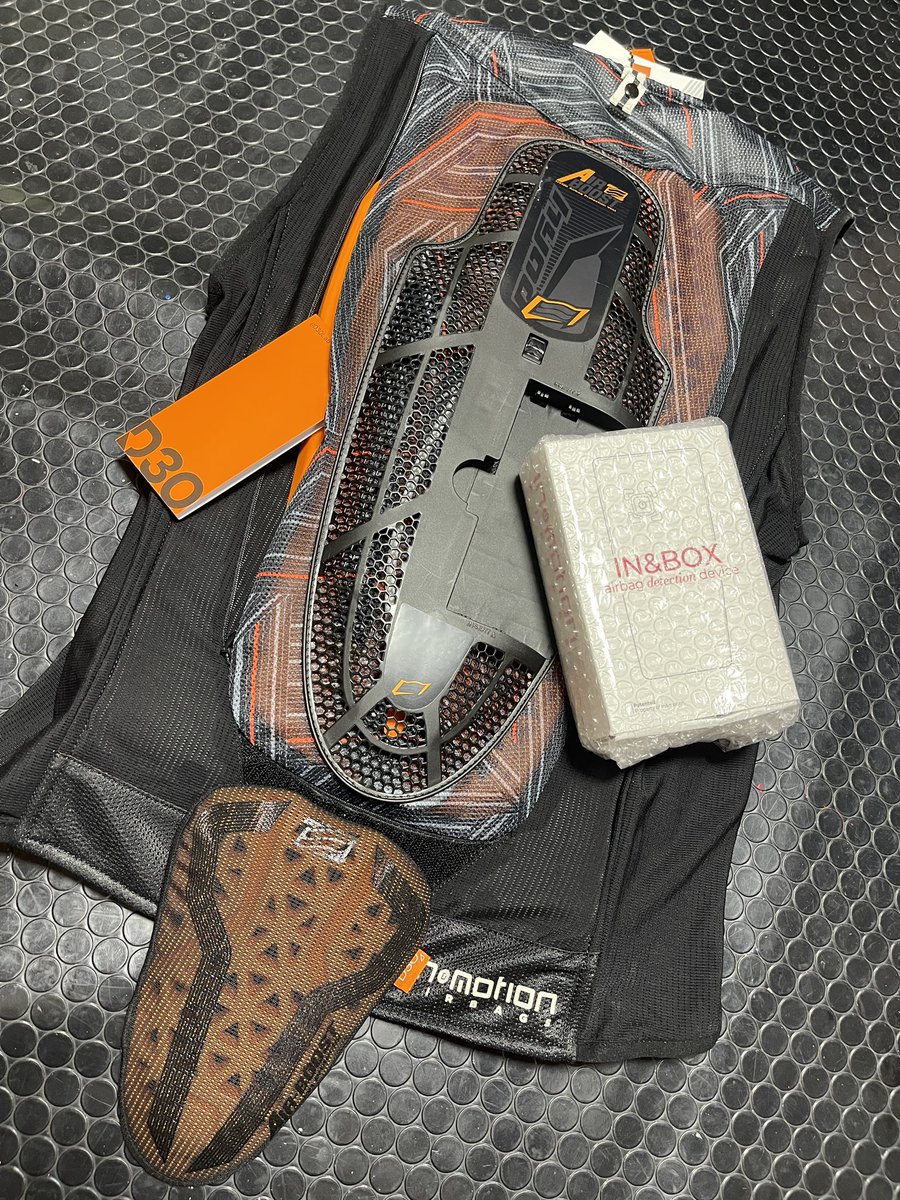 pride1jp's tweet photo. ◇BikeAirbag 
⚪︎Airboost(HIX002D)入荷しました😊
----
PRIDE1では、先行して'26鈴鹿8耐にてサポートRiderへ実戦投入しましたPRIDE1 Choice "Racing-pkg"の形での販売致します。
---
※Racing-pkg=サーキット使用に最適なオプションpackage(追加購入等は除く)
※HIX002D=Vented Force 01 D3O 
※ タウンユースにはTown-pkgをご用意
---
◇訂正(メイン投稿文中)
※：In&Motion社製MitoGP型Airbag→…MitoGP型→MotoGP型の誤り
---
#INandMOTION #Airboost #BikeAirbag #BodyAirbag #pride1jp #hyodproducts #motogpAirbag