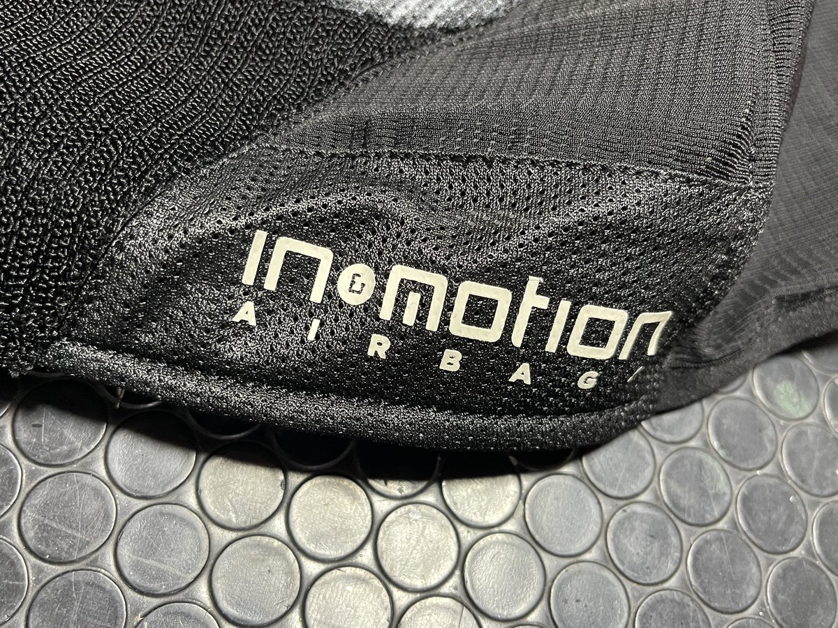 pride1jp's tweet photo. ◇BikeAirbag 
⚪︎Airboost(HIX002D)入荷しました😊
----
PRIDE1では、先行して'26鈴鹿8耐にてサポートRiderへ実戦投入しましたPRIDE1 Choice "Racing-pkg"の形での販売致します。
---
※Racing-pkg=サーキット使用に最適なオプションpackage(追加購入等は除く)
※HIX002D=Vented Force 01 D3O 
※ タウンユースにはTown-pkgをご用意
---
◇訂正(メイン投稿文中)
※：In&Motion社製MitoGP型Airbag→…MitoGP型→MotoGP型の誤り
---
#INandMOTION #Airboost #BikeAirbag #BodyAirbag #pride1jp #hyodproducts #motogpAirbag