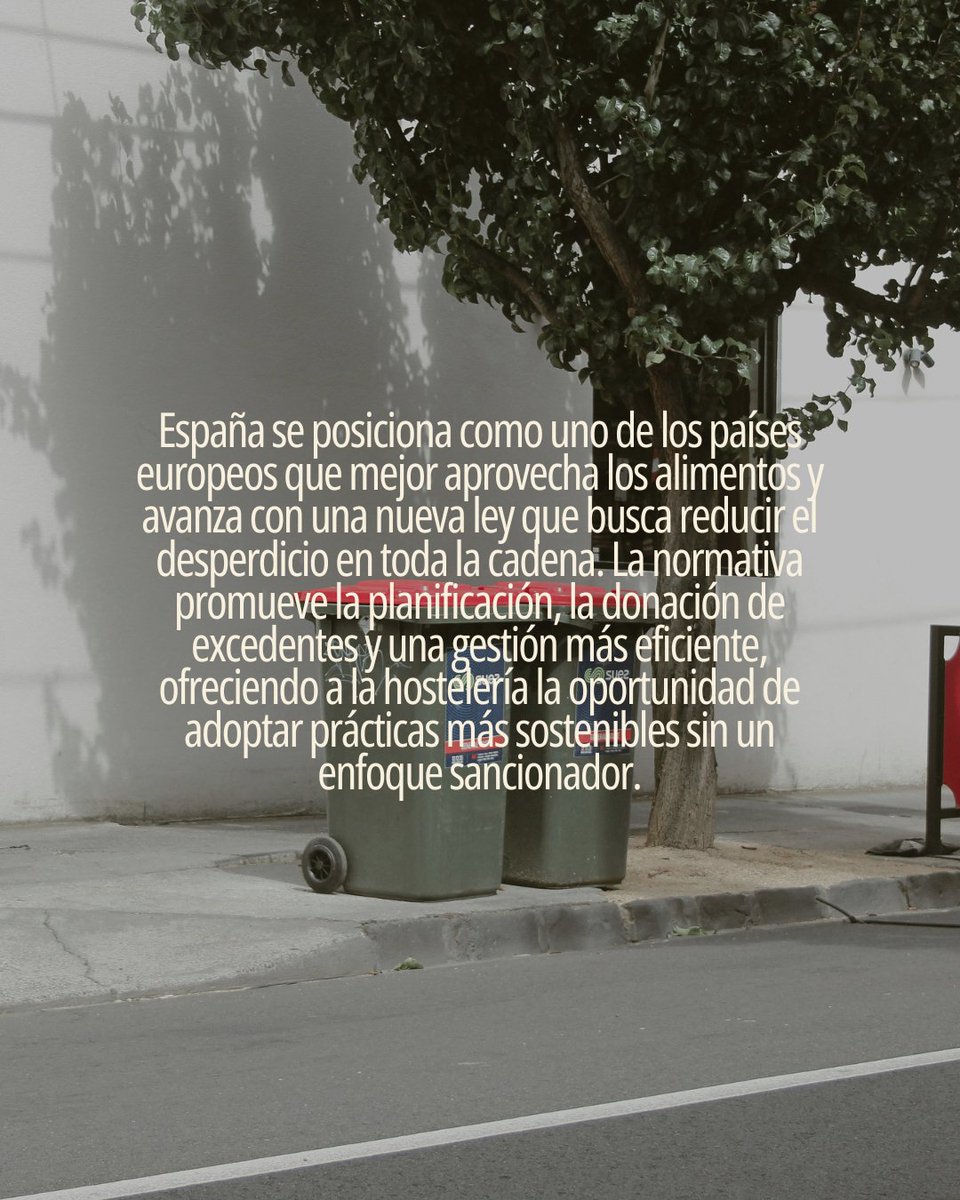 SalonHyT's tweet photo. 🍽️ Menos desperdicio, más eficiencia en restauración.

España afronta la entrada en vigor de la nueva Ley de Prevención de las Pérdidas y el Desperdicio Alimentario en un contexto en el que la reducción del desperdicio es ya una prioridad en toda Europa, especialmente en el sector de la restauración y la hostelería.

Según datos de Eurostat (2022), el desperdicio alimentario en la UE alcanza una media de 131 kg por persona al año, siendo los hogares responsables de más del 50%, pero con un peso relevante también en restauración y servicios de alimentación (alrededor del 12%).

📊 Ranking europeo (mejor desempeño en menor desperdicio alimentario per cápita):

🇸🇮 Eslovenia
🇭🇷 Croacia
🇪🇸 España
🇳🇱 Países Bajos
🇩🇰 Dinamarca

Para la hostelería, esto no solo implica cumplimiento normativo, sino una oportunidad clara de mejora operativa: reducir costes, optimizar procesos y responder a una demanda creciente de sostenibilidad por parte del cliente.

Fuentes:
• Eurostat, “Food waste statistics” (2022)
• Parlamento Europeo, “Food waste in Europe: facts and figures” (2024)
• Ministerio de Agricultura, Pesca y Alimentación (MAPA), Estrategia “Más alimento, menos desperdicio”

#SalónHyT #Hostelería #Sostenibilidad #Gastronomía #DesperdicioAlimentario