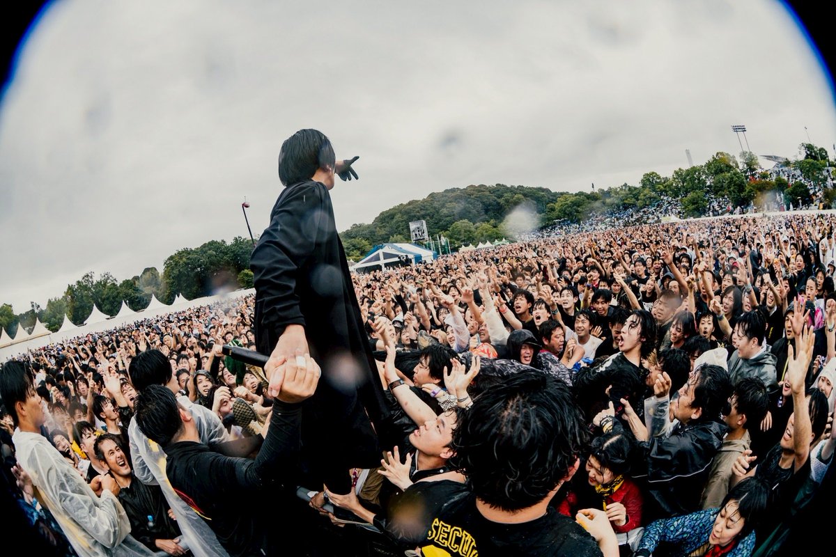 ROTTEN_KYOTO's tweet photo. 7/5(SUN)京都大作戦2026
～夏フェスキックオフ！情熱のパスを繋ぎな祭～

雨の中沢山お集まりいただきありがとうございました⚡️

Photo by @kawado_photo 

 #ロットン  #rottengraffty  #京都大作戦   #10feet https://t.co/G6wV6roIha