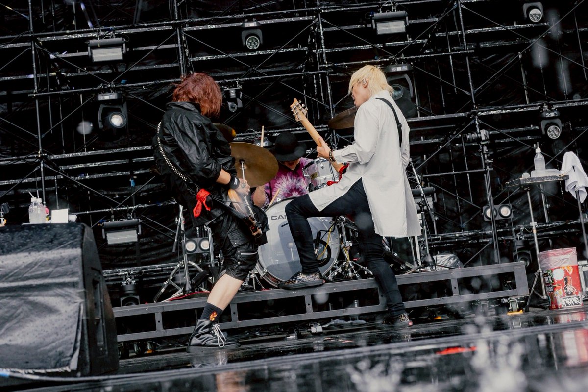 ROTTEN_KYOTO's tweet photo. 7/5(SUN)京都大作戦2026
～夏フェスキックオフ！情熱のパスを繋ぎな祭～

雨の中沢山お集まりいただきありがとうございました⚡️

Photo by @kawado_photo 

 #ロットン  #rottengraffty  #京都大作戦   #10feet https://t.co/G6wV6roIha