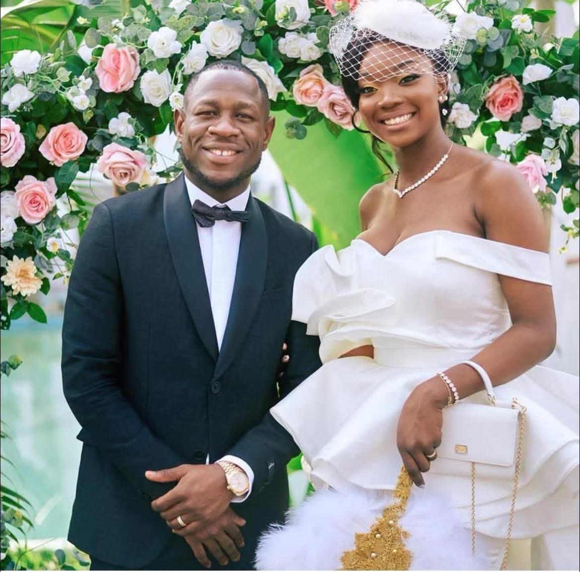 237mood_'s tweet photo. #Buzz
Mailene Bassogog répond à une abonné qui dit qu'elle a épousé un vieux père de 50 ans juste pour de l'argent.

Elle dit hoha que son mari Christian Bassogog a plutôt 70 ans et qu'il est en plus un Sugar Daddy qualité 👌🏾❤️ 

#TesDansLeMood https://t.co/pqpXqFGFWW