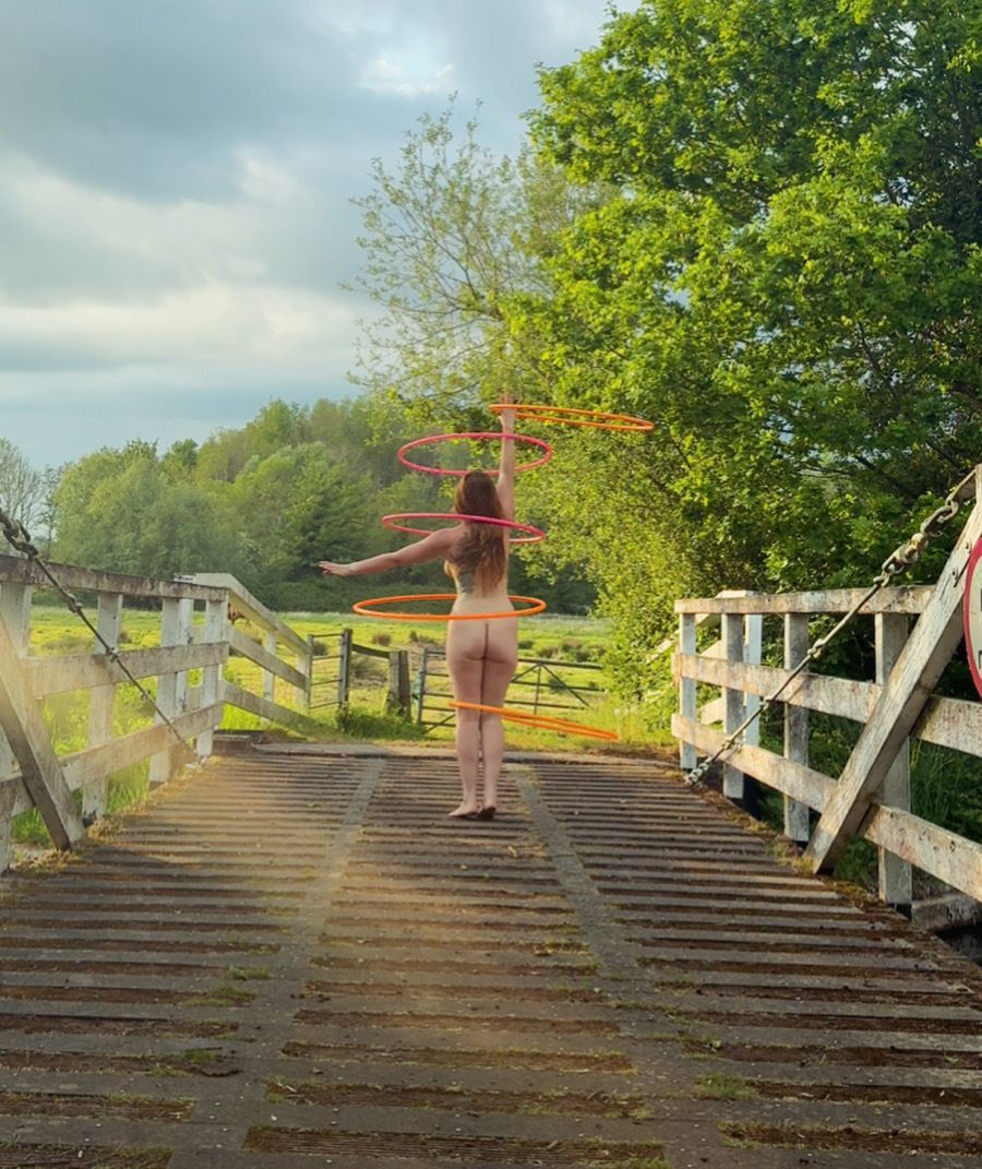 barebumboaty's tweet photo. Day 22 of being nude-venturous 🌿⭕

From 2010 to 2018, I was completely obsessed with hula hooping.

Spinning plastic circles became my world.

And something not many people know is that, on some level, it saved my life.

Because hooping became my number one way of feeling connected.

Connected to my body.
Connected to creativity.
Connected to movement.
Connected to the present moment.

#nudeventure #barebumboaty #hoopdance #hulahoop #naturism