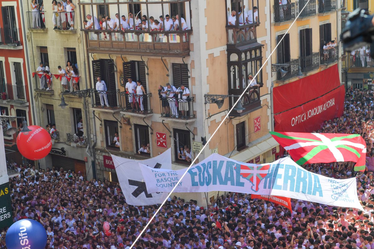 ehbildu's tweet photo. Jaia bai, borroka ere bai!

Euskal Herriaren burujabetzaren aldeko aldarriek leporaino bete dute Iruñeko bihotza. Euskal Herriko hiri buruzagirik mundura erakutsi dugu herri bat garela eta harro gaudela!

Gora Sanferminak!
Gora Euskal Herria askatuta!
Freedom for the Basque Country!