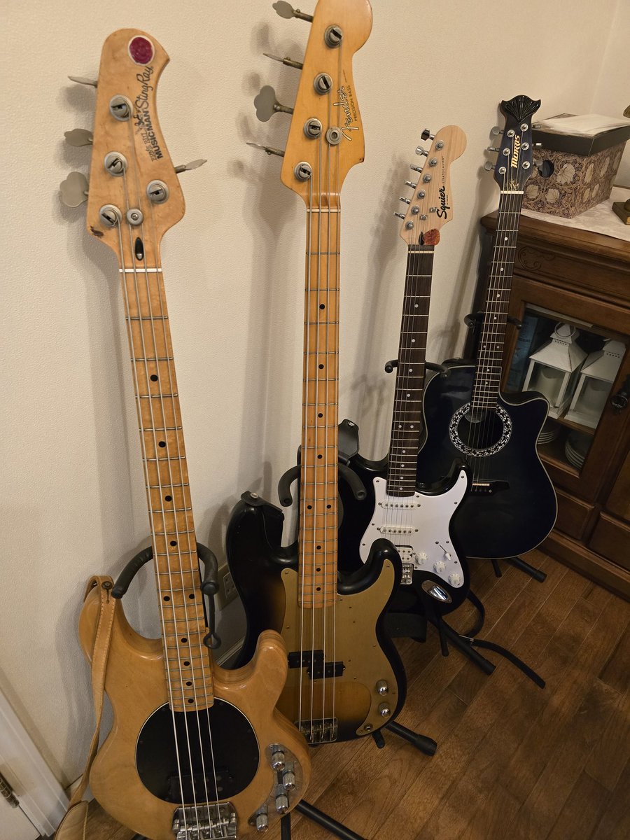 591055Manmaya's tweet photo. プレシジョンと
スティングレイの
弦交換と各楽器を
ポリッシュやCRC で
磨きました(笑)
久しぶりにアンブの電源
エフェクターの電源入れて
イイ時間が過ごせました🙆 https://t.co/asetgUUhgI