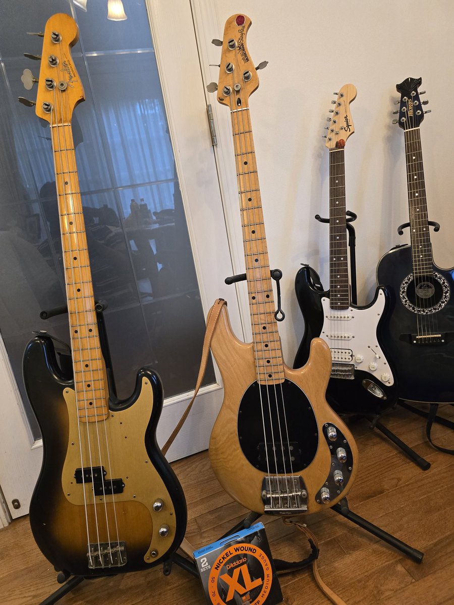 591055Manmaya's tweet photo. プレシジョンと
スティングレイの
弦交換と各楽器を
ポリッシュやCRC で
磨きました(笑)
久しぶりにアンブの電源
エフェクターの電源入れて
イイ時間が過ごせました🙆 https://t.co/asetgUUhgI