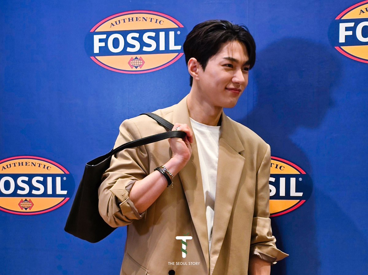 theseoulstory's tweet photo. ๐ธ Kim Myung Soo (L) serving visuals at Fossilโs Summer Collection launch in Kuala Lumpur! ๐๐ฒ๐พ
Check out more of his face card here โถ๏ธ https://t.co/s4bjAKnquP
Thank you @Fossil for the media invite!
#KimMyungsoo #KimMyungsooinKL #๊น๋ช
์ #๋ช
์ #FossilxL https://t.co/sl7SbzRrjQ