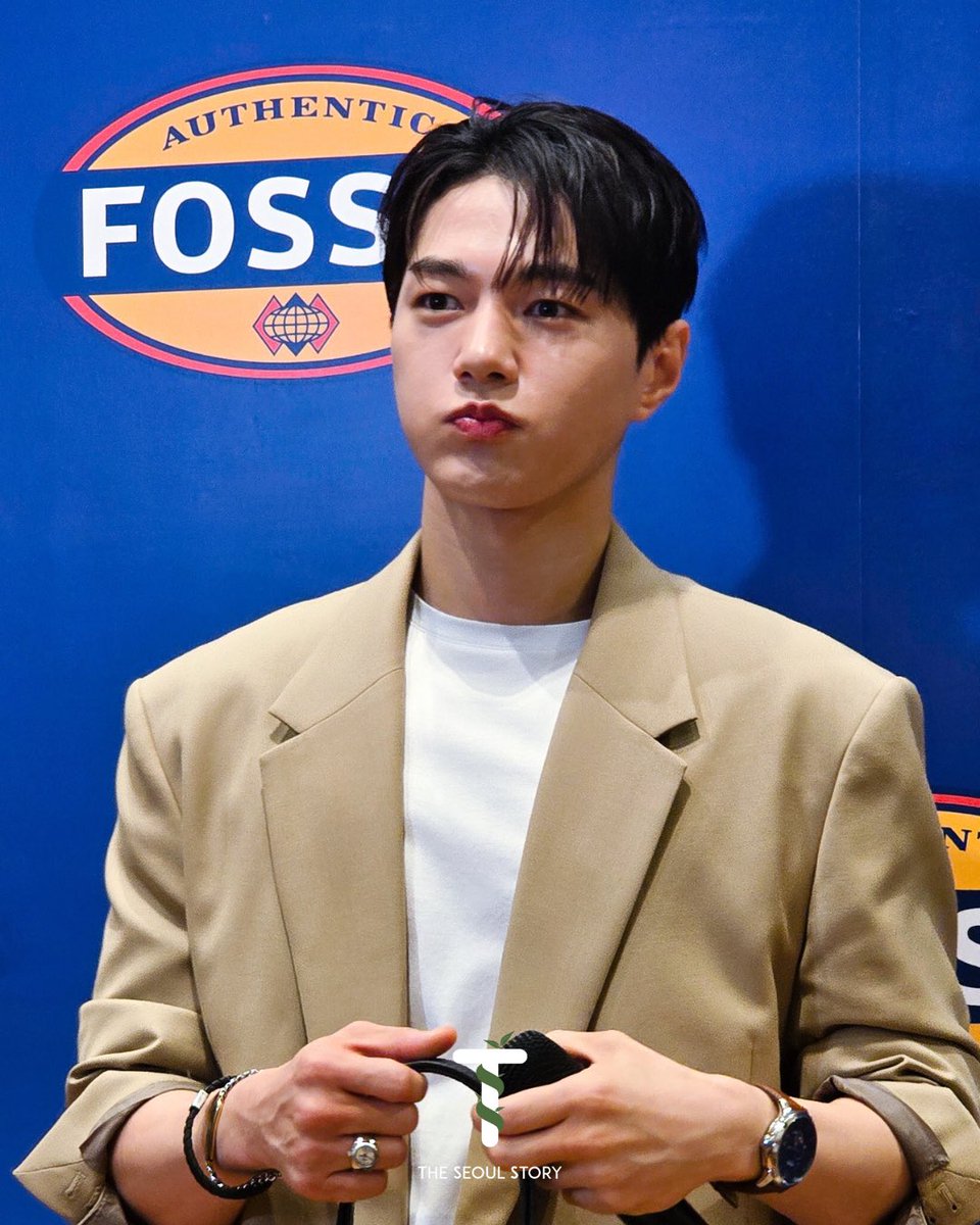 theseoulstory's tweet photo. ๐ธ Kim Myung Soo (L) serving visuals at Fossilโs Summer Collection launch in Kuala Lumpur! ๐๐ฒ๐พ
Check out more of his face card here โถ๏ธ https://t.co/s4bjAKnquP
Thank you @Fossil for the media invite!
#KimMyungsoo #KimMyungsooinKL #๊น๋ช
์ #๋ช
์ #FossilxL https://t.co/sl7SbzRrjQ