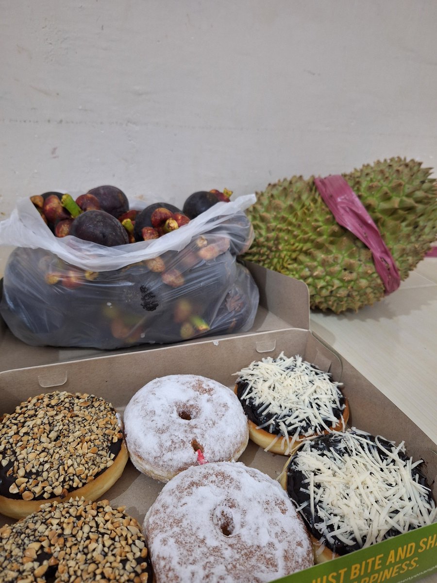 yyegtm's tweet photo. Hari ini ada teman kantor ngasih manggis 3.5kg
Tetangga ngasih donat ½lusin

Pada baik² bgt siiiii, terhura 🥹🥹 https://t.co/V47GInE5iu