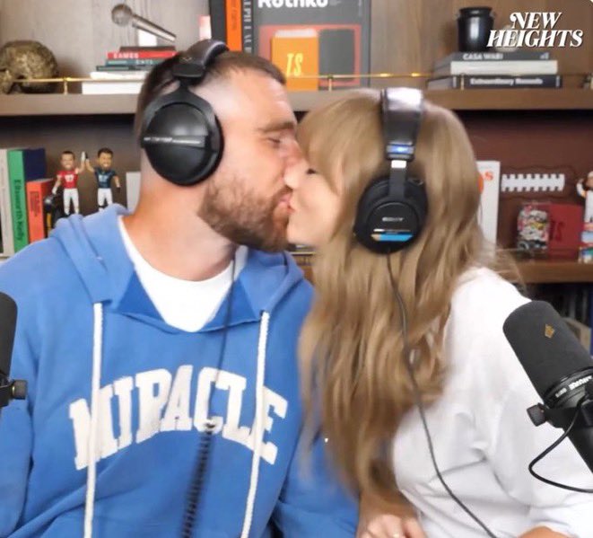 Tayvisadmirer's tweet photo. "keep kissing"...well, they have been following that advice since day one, not once they stop kissing! https://t.co/bcXaWThJv1