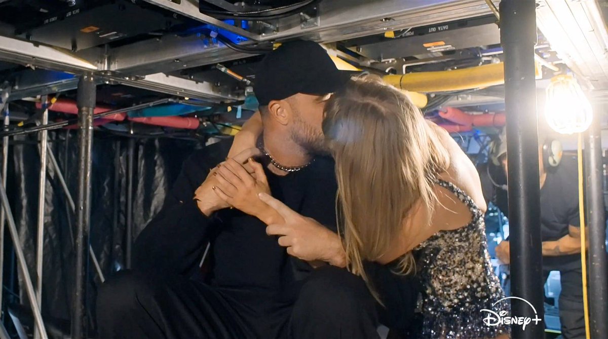 Tayvisadmirer's tweet photo. "keep kissing"...well, they have been following that advice since day one, not once they stop kissing! https://t.co/bcXaWThJv1