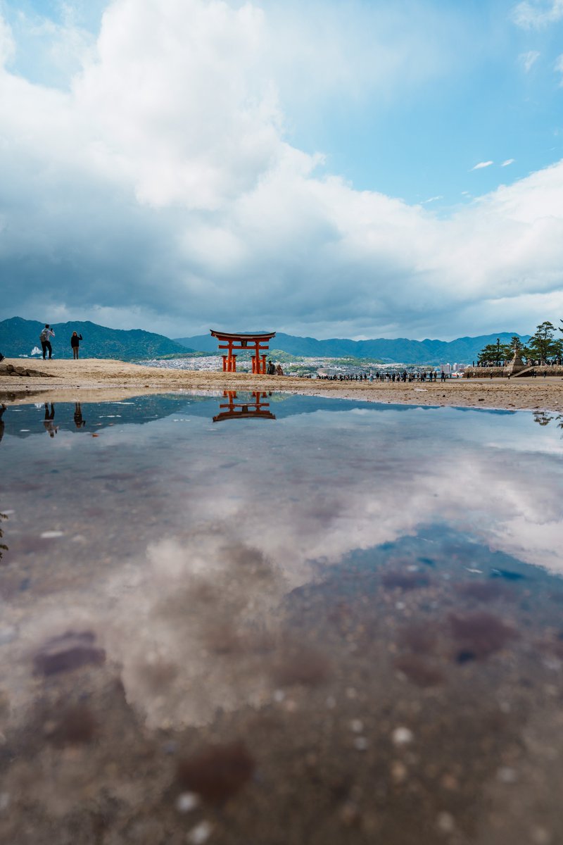 Kassy_a900's tweet photo. この日は単焦点レンズ24mmだけ。
制約（焦点距離24mm）の中でアイデアを出す楽しさを知りました。
次は何ミリ縛りで行こうかしらん♪p(^ ^)q

天候も雨が降ったり晴れたりで思い出に残る撮影になりました。
（2026.05.01 撮影）
SONY α7Ⅳ｜シグマ 24mm F1.4 DG DN Art
#お写ん歩 #宮島 https://t.co/nJwr0Nte4L