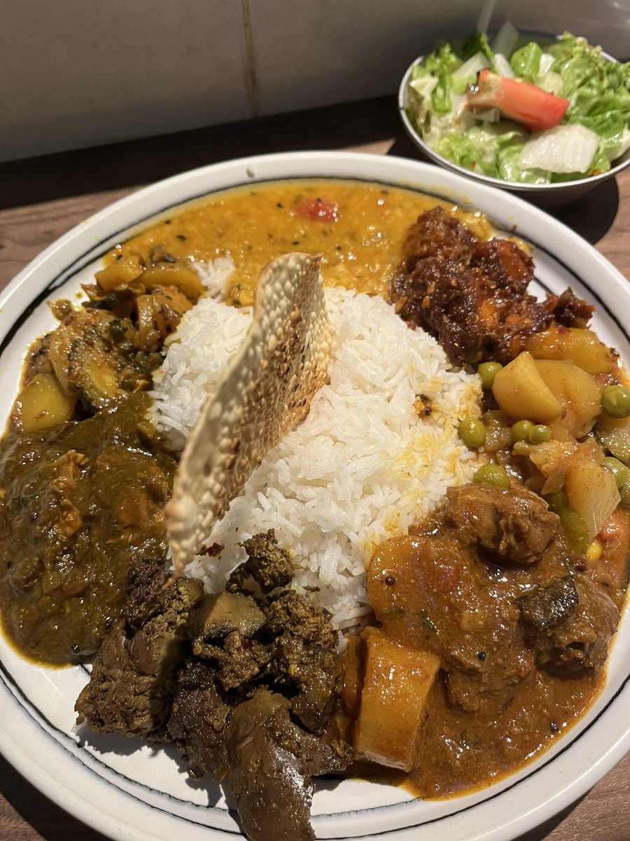 yaa's tweet photo. Singh's Kitchen Honmachi で、まぜまぜカレー https://t.co/vtRAxhfzGD
