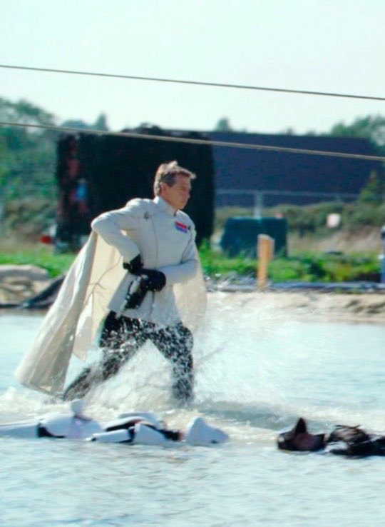 SWEchoes's tweet photo. Scène coupée avec Orson Krennic sur la plage de Scarif dans ‘ROGUE ONE’. https://t.co/V9KlJ3AKwb