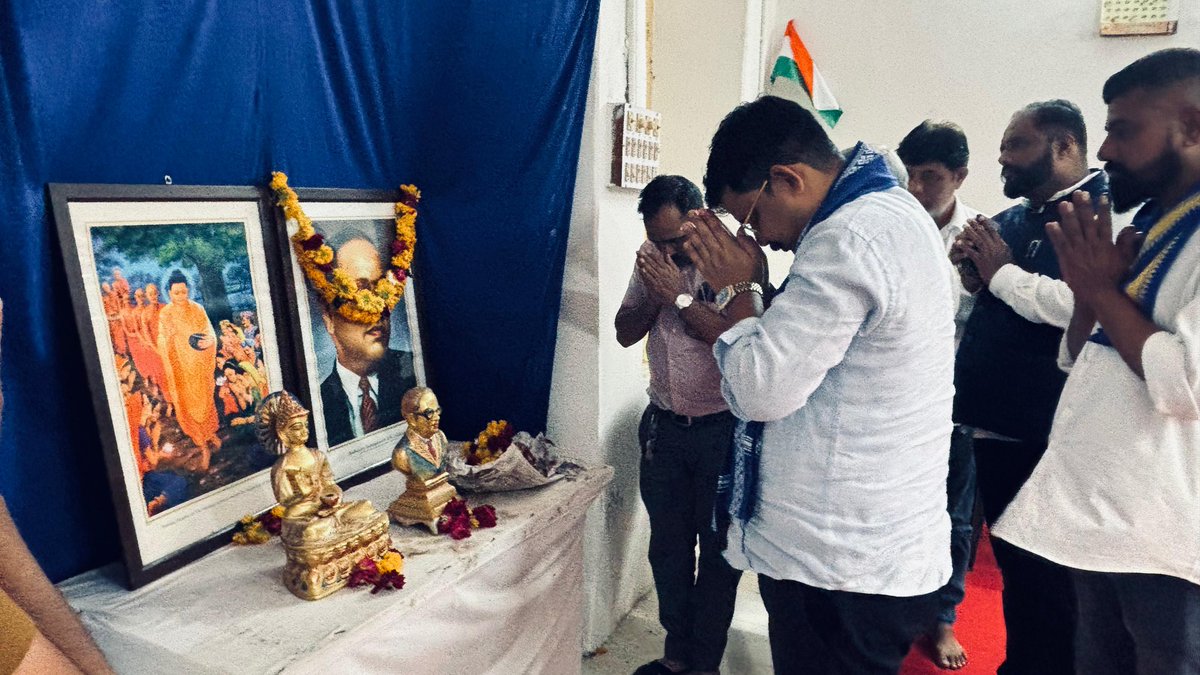 VinayRatanSingh's tweet photo. वो 11 दिन… जिन्होंने भारत का इतिहास बदल दिया।

11 सितंबर 1917 को डॉ. बाबासाहेब भीमराव आंबेडकर जी ने महाराजा सयाजीराव गायकवाड़ के शासनकाल में अकाउंटेंट जनरल कार्यालय में प्रोबेशनर के रूप में कार्यभार संभाला। लेकिन वहाँ उन्हें उनकी योग्यता से नहीं, बल्कि उनकी जाति से आँका गया। अपमान, भेदभाव और छुआछूत का ऐसा दर्द उन्हें सहना पड़ा जिसने उनके मन को झकझोर दिया।

उन्होंने सोचा— "यदि मेरे जैसा शिक्षित व्यक्ति भी जातिगत भेदभाव का शिकार है, तो मेरे करोड़ों वंचित और शोषित देशवासियों की स्थिति कितनी भयावह होगी?"

23 सितंबर 1917… सिर्फ़ 11 दिनों बाद बाबासाहेब ने वह नौकरी छोड़ने का निर्णय लिया। मुंबई लौटने से पहले वे सयाजी बाग में एक बरगद के पेड़ के नीचे बैठ गए और वहीं एक ऐसा संकल्प लिया जिसने आने वाले भारत की दिशा बदल दी—

"जब तक मैं अपने देशवासियों को जातिगत भेदभाव, छुआछूत और सामाजिक अन्याय से मुक्त नहीं करा दूँगा, तब तक मेरा संघर्ष निरंतर जारी रहेगा।"

आज वही स्थान 'डॉ. बी. आर. आंबेडकर स्मृति भवन' के नाम से जाना जाता है।

बाबासाहेब का जीवन हमें सिखाता है कि अपमान को भी संघर्ष की शक्ति में बदला जा सकता है। आइए, उनके दिखाए मार्ग पर चलकर समानता, न्याय और मानवता पर आधारित समाज के निर्माण का संकल्प लें।

जय भीम!
जय संविधान! 💙