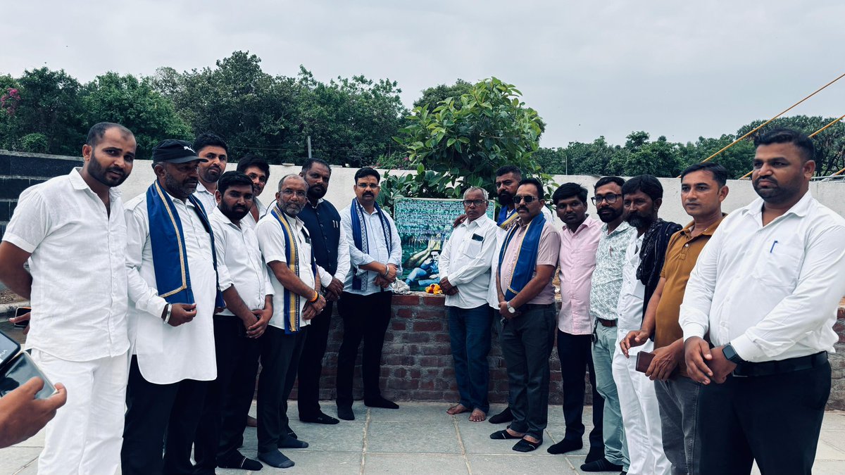 VinayRatanSingh's tweet photo. वो 11 दिन… जिन्होंने भारत का इतिहास बदल दिया।

11 सितंबर 1917 को डॉ. बाबासाहेब भीमराव आंबेडकर जी ने महाराजा सयाजीराव गायकवाड़ के शासनकाल में अकाउंटेंट जनरल कार्यालय में प्रोबेशनर के रूप में कार्यभार संभाला। लेकिन वहाँ उन्हें उनकी योग्यता से नहीं, बल्कि उनकी जाति से आँका गया। अपमान, भेदभाव और छुआछूत का ऐसा दर्द उन्हें सहना पड़ा जिसने उनके मन को झकझोर दिया।

उन्होंने सोचा— "यदि मेरे जैसा शिक्षित व्यक्ति भी जातिगत भेदभाव का शिकार है, तो मेरे करोड़ों वंचित और शोषित देशवासियों की स्थिति कितनी भयावह होगी?"

23 सितंबर 1917… सिर्फ़ 11 दिनों बाद बाबासाहेब ने वह नौकरी छोड़ने का निर्णय लिया। मुंबई लौटने से पहले वे सयाजी बाग में एक बरगद के पेड़ के नीचे बैठ गए और वहीं एक ऐसा संकल्प लिया जिसने आने वाले भारत की दिशा बदल दी—

"जब तक मैं अपने देशवासियों को जातिगत भेदभाव, छुआछूत और सामाजिक अन्याय से मुक्त नहीं करा दूँगा, तब तक मेरा संघर्ष निरंतर जारी रहेगा।"

आज वही स्थान 'डॉ. बी. आर. आंबेडकर स्मृति भवन' के नाम से जाना जाता है।

बाबासाहेब का जीवन हमें सिखाता है कि अपमान को भी संघर्ष की शक्ति में बदला जा सकता है। आइए, उनके दिखाए मार्ग पर चलकर समानता, न्याय और मानवता पर आधारित समाज के निर्माण का संकल्प लें।

जय भीम!
जय संविधान! 💙