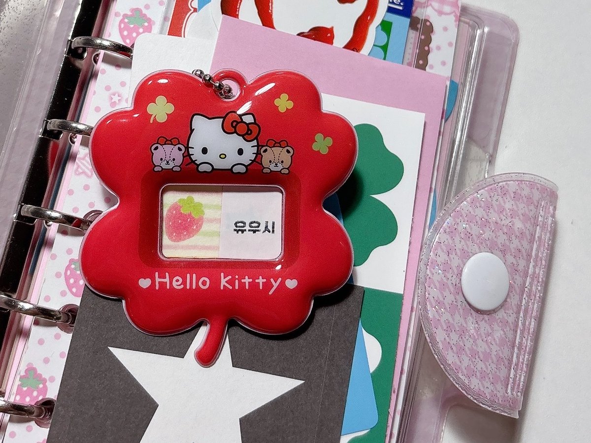 Leejstore's tweet photo. ꒰ Pre-order 🛒꒱ #ตลาดนัดsanrio #ตลาดนัดซานริโอ้ 

⭐️ Sanrio Characters Random Name Badge Keyring
ꔛ ราคา 70฿ (มัดจำ35฿)
ꔛ ขนาด 6x5.5 cm
สุ่ม 1 ใน 8 เลือกไม่ได้นะคะ

🍀มัดจำที่เหลือชำระตอนของถึงไทย
🩵สั่งซื้อทาง DM  ✈️ ส่งกลับไทย10-15วัน
🐈ค่าส่ง 35/50 https://t.co/TQCi7T4TqL