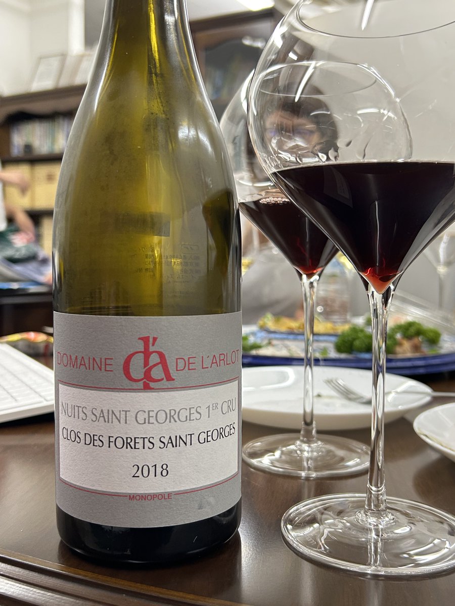 salewine22's tweet photo. 「お酒は飲むけどワインは詳しくなくて」って方々に振る舞うワインとしては強すぎやろ！と思わなくもないが、間に挟んだ白ワインが同じ品種（リースリング）の別産地もので、傾向がまったく違って面白いうえに手の届く範囲の価格だったので、めっちゃ考えてんなあと唸った会。ご相伴に預かり感謝ぁ！ https://t.co/Ij26YiHlc5