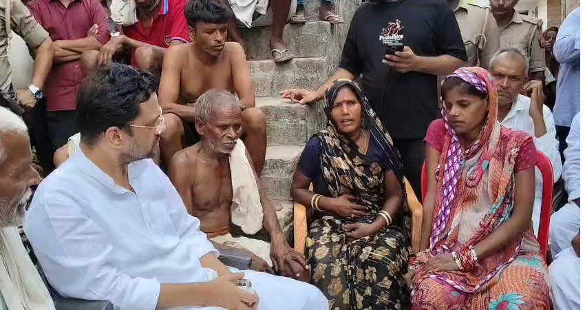 bstvlive's tweet photo. बहराइच : बहराइच के खैरीघाट पहुंचा सपा प्रतिनिधि मंडल

➡️सपा प्रमुख के आदेश पर हुआ प्रतिनिधि मंडल
➡️पूर्व मंत्री यासर शाह, जिलाध्यक्ष रामहर्ष पहुंचे
➡️दलित युवक की पिटाई के हुई थी मौत
➡️3 लोगों ने की थी बेहरमी से पिटाई

#BahraichNews #SamajwadiParty @samajwadiparty https://t.co/ZliQfwB4MK