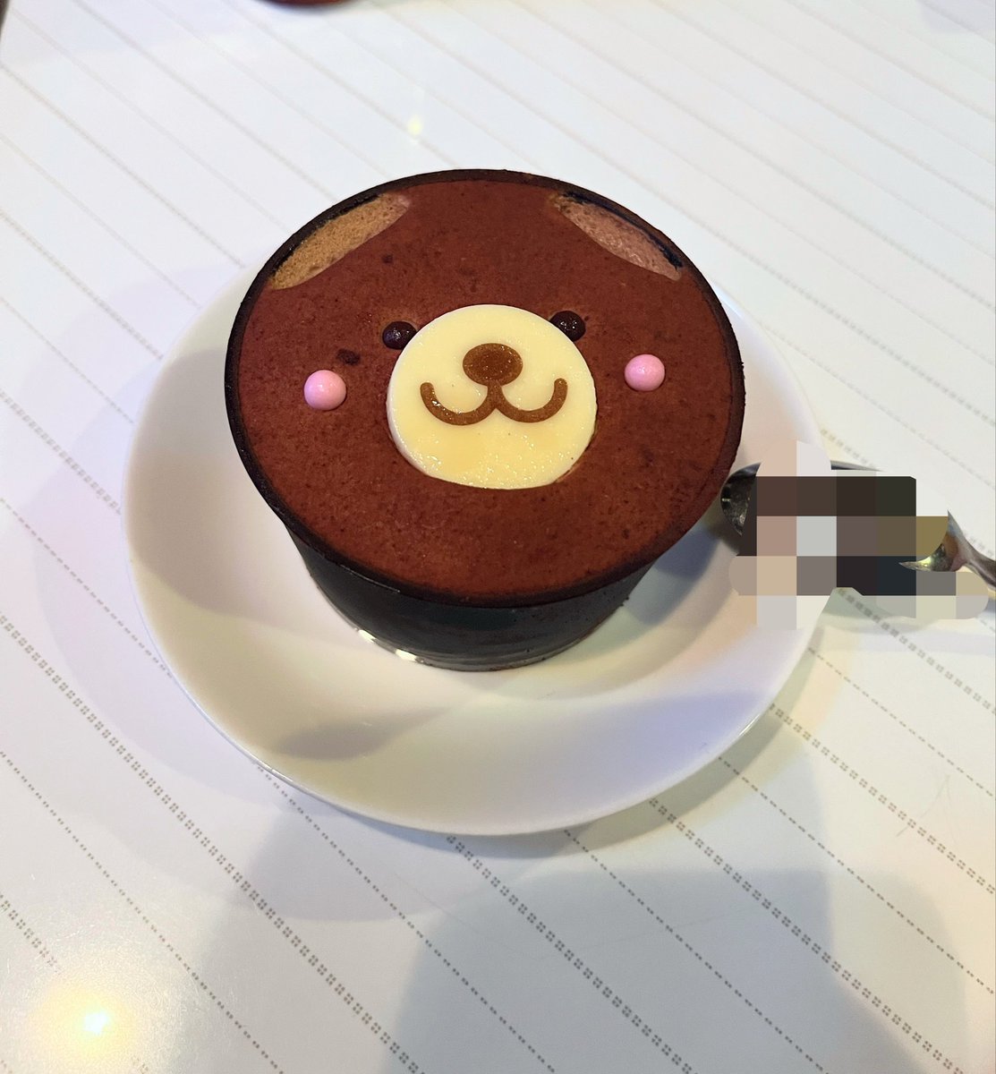 monmonchan06's tweet photo. 今日は嬢ちゃんの誕生日🎉

みんな：「happy birthday to you〜♬……おめでとう！👏」

嬢：「ありがとう😊」

兄：「おめでとう！」ヒョイ…パク♪(´ε｀ )

弟：「おめでとう！」ヒョイ…パク♪(´ε｀ )

🥚：Σ（ﾟдﾟlll）

兄弟よ…
クマの耳を食うな！
犬になったww

我が家は今日も平和です🕊️ https://t.co/hHyMPMt3ze