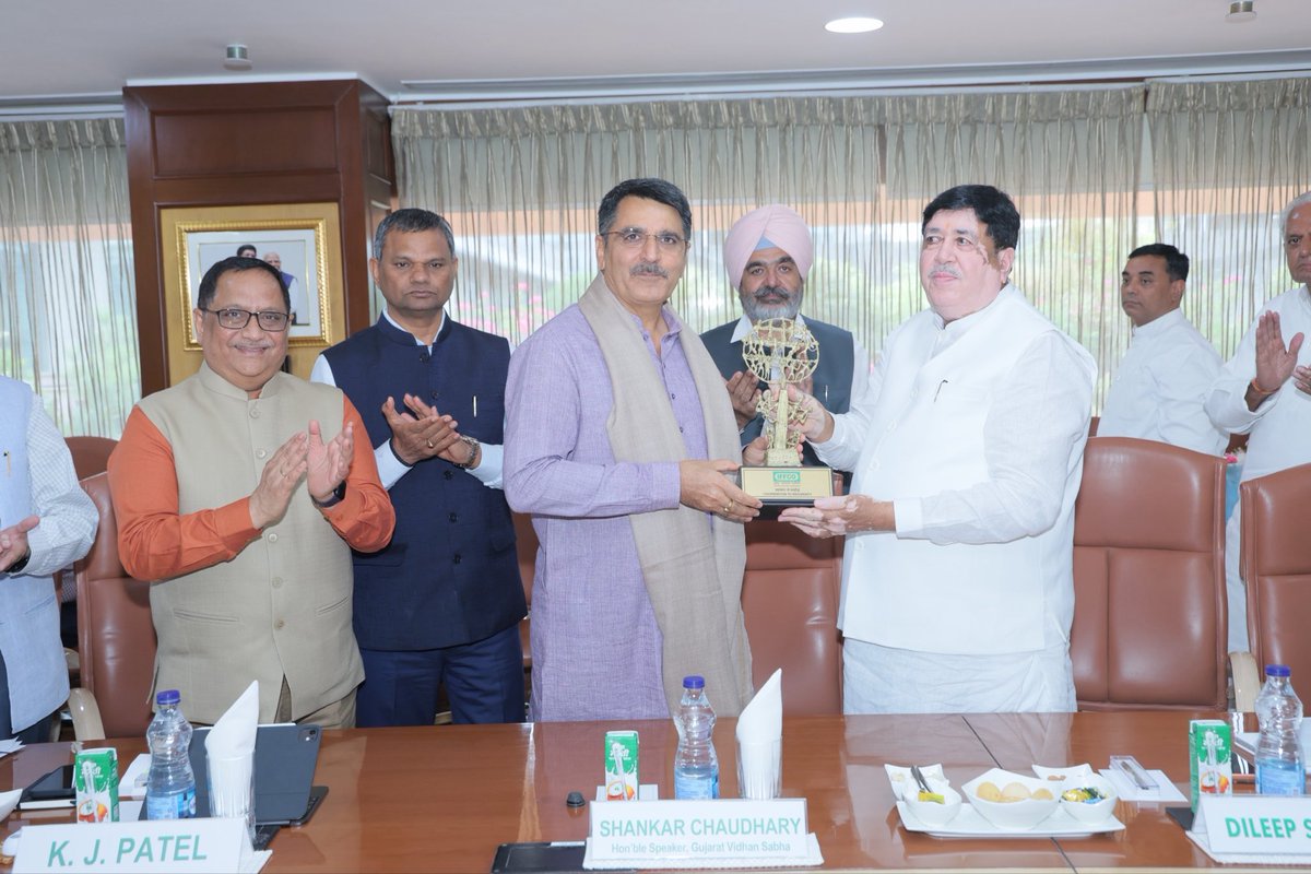 Dileep_Sanghani's tweet photo. इफको निदेशक मंडल की बैठक में पधारे गुजरात विधानसभा के अध्यक्ष श्री शंकरभाई चौधरी का आत्मीय अभिवादन किया।

📍इफको सदन, नई दिल्ली
@ChaudhryShankar 
@IFFCO_Coop https://t.co/DvXSXS5TvE