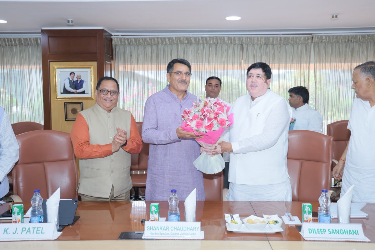 Dileep_Sanghani's tweet photo. इफको निदेशक मंडल की बैठक में पधारे गुजरात विधानसभा के अध्यक्ष श्री शंकरभाई चौधरी का आत्मीय अभिवादन किया।

📍इफको सदन, नई दिल्ली
@ChaudhryShankar 
@IFFCO_Coop https://t.co/DvXSXS5TvE