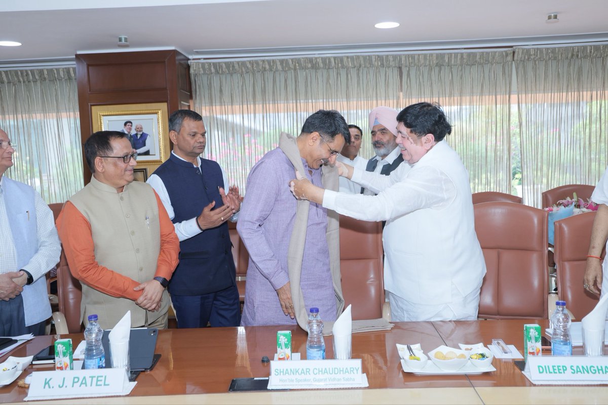Dileep_Sanghani's tweet photo. इफको निदेशक मंडल की बैठक में पधारे गुजरात विधानसभा के अध्यक्ष श्री शंकरभाई चौधरी का आत्मीय अभिवादन किया।

📍इफको सदन, नई दिल्ली
@ChaudhryShankar 
@IFFCO_Coop https://t.co/DvXSXS5TvE