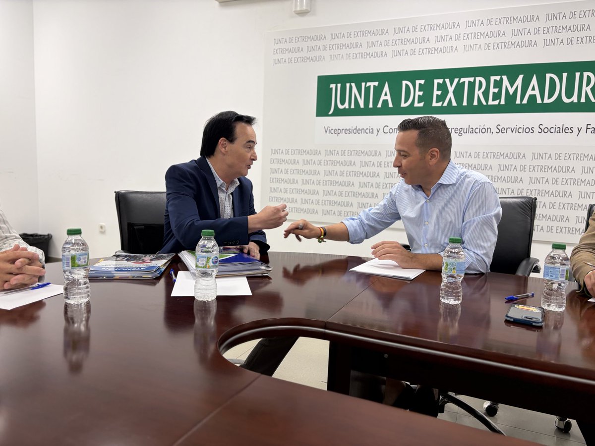desregulacionEX's tweet photo. 🟢 El vicepresidente y consejero de Desregulación, Servicios Sociales y Familia, @OscarFdezCalle , ha mantenido una reunión con COCEMFE Extremadura

Se han compartido propuestas y líneas de colaboración para seguir avanzando en la calidad de vida de las personas con discapacidad https://t.co/OJKERCIyHo