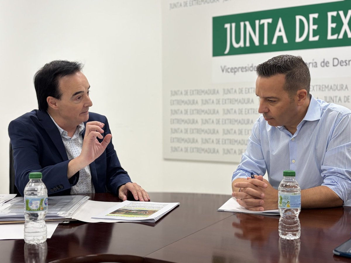 desregulacionEX's tweet photo. 🟢 El vicepresidente y consejero de Desregulación, Servicios Sociales y Familia, @OscarFdezCalle , ha mantenido una reunión con COCEMFE Extremadura

Se han compartido propuestas y líneas de colaboración para seguir avanzando en la calidad de vida de las personas con discapacidad https://t.co/OJKERCIyHo