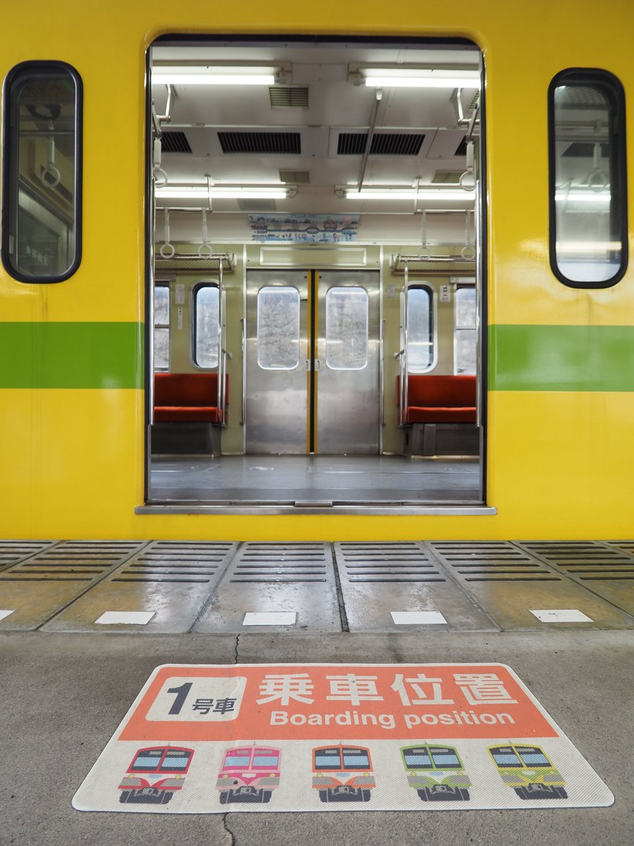 RailTaku's tweet photo. 西武新101系が第二の人生を送る私鉄で、唯一見れてなかった流鉄📷

北千住から乗り換えて馬橋までやってきました。
最初にやって来たのが黄色いなの花号♪

JRが走る駅の片隅からひっそりと発着する2両編成の電車、そして駅員さんが切符を回収🎫

いい光景です😊 https://t.co/C3q7FNrhc4