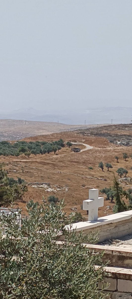 OeuvredOrient's tweet photo. 🚨Appel urgent🚨
Une attention internationale immédiate est nécessaire – 📍Taybeh, Palestine
Depuis hier, des groupes de colons israéliens ont été repérés à plusieurs reprises sur le Jabal Al-Massis, une zone appartenant à la ville de Taybeh, à l’est de Ramallah. Selon des témoins oculaires et les observations en cours, leurs activités laissent fortement supposer qu’ils se préparent à établir un nouvel avant-poste de colonie illégale.
Cette évolution suscite de vives inquiétudes. Elle intervient après des mois d’escalade des attaques contre Taybeh, notamment des incendies criminels, des intimidations armées, des agressions contre des agriculteurs et des tentatives répétées d’empêcher les habitants d’accéder à leurs terres agricoles.
Taybeh, la dernière ville palestinienne entièrement chrétienne de Cisjordanie, est confrontée à une menace sans précédent et systématique pesant sur ses terres, sa population et sa présence chrétienne historique.
Nous appelons de toute urgence les diplomates, les consuls, les ambassadeurs, les Nations unies, les Églises du monde entier et toutes les organisations internationales à prendre des mesures immédiates en surveillant la situation sur le terrain, en se rendant sur place et en utilisant tous les moyens diplomatiques disponibles pour empêcher la création d’un nouvel avant-poste de colonie illégale.
Ne pas agir maintenant risque de créer des faits accomplis irréversibles sur le terrain, d’exacerber encore davantage les tensions et de compromettre les perspectives de paix, de justice et de préservation de la présence chrétienne en Terre Sainte.

C'est maintenant qu'il faut agir. Empêchons la création d'une nouvelle colonie illégale avant qu'elle ne devienne une réalité permanente.
Père Bashar Fawadleh 
Paroisse du Christ-Rédempteur – Taybeh
Patriarcat latin de Jérusalem
