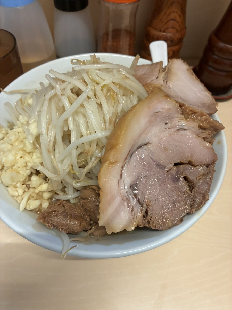 maou_gamigami's tweet photo. 自家製ラーメン 大者さんでラーメンを。とにかく特徴的なモソモソゴワゴワ麺が印象に残っちゃうけど、それ以外の乳化スープと豚の魅力が俺には刺さる。麺も旨いけどね。乳化スープはしっかり豚感あるし､めちゃくちゃ丁寧に作られるのがわかる。 https://t.co/aURVSjVbDD