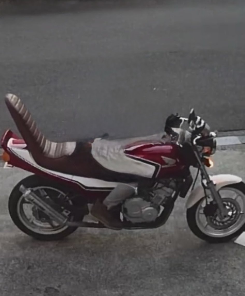 jidoushatounan's tweet photo. 【バイク盗難情報】神奈川県藤沢市でホンダ ジェイド250の盗難被害がありました！
近隣の方はご注意ください！

■車種：ホンダ ジェイド250
■日時：2026年7月4日 2:00
■被害場所：神奈川県藤沢市
■ナンバー：名古屋C す 6954
■特徴：CBX仕様、前後ホイール白色塗装、シート茶色、サンセイマフラー、タンク上部に凹みあり、左右一部サイドカウルなし、他カスタム多数詳細ページ記載

■オーナー（投稿主）：藤沢市2026年7月4日午前2頃で知り合いのバイクの窃盗発生。ヘルメットで隠してきてるけど1人は眼鏡をかけている。
■オーナー（投稿主）連絡先：@3L1HjMsrvAvSofy

詳細URLと拡散用動画はリプ欄です
#拡散希望 ご協力お願いします！