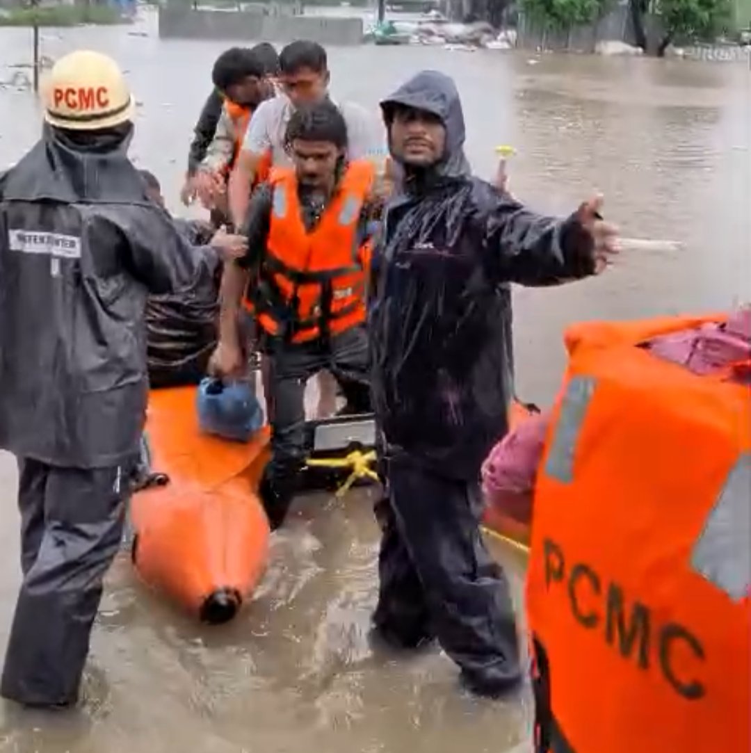 maheshklandge's tweet photo. मोशी येथे पूरस्थितीत अग्निशमन विभागाचे धाडसी बचावकार्य!
नागरिकांनी कोणत्याही आपत्कालीन परिस्थितीत घाबरून न जाता त्वरित अग्निशमन विभागाच्या "१०१" या क्रमांकावर संपर्क करावा.
#PCMCFire #PimpriChinchwad #FireDepartment #Monsoon #FloodRescue https://t.co/PzF8zL04GE